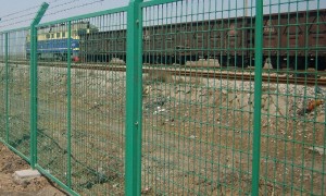 安平鑫海锌钢护栏网厂家，铁路封闭网与球场围网同线工艺品质可靠