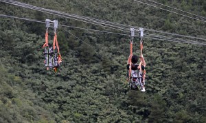 沙漠滑索设备安装厂家、景区滑索设备施工造价、高空滑索设备源头厂家用户力荐