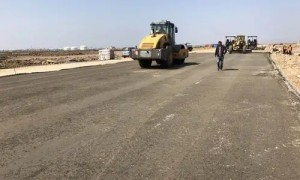 市政道路水泥稳定碎石基层施工，陕西岳霆建设提供摊铺碾压一体化服务