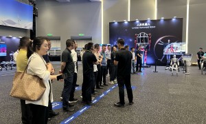 做宇树科技研学的靠谱机构怎么选？忆霖研学推出半天/全天课程，包含Unitree Go2现场编程体验，面向企业团建及夏令营