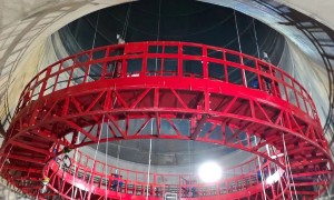 本地无悬空的烟囱施工吊篮生产厂家有哪些？安阳凯力特能整体模块化拼装，处理阴阳角缝隙好的吊篮资质齐全