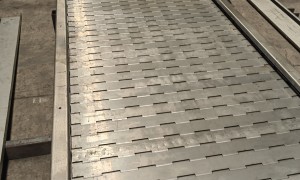 广东不锈钢链板输送机、冲孔链板输送机如何选、爬坡链板输送机如何选厂家选购参考汇总