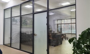 哈尔滨宏景晟隔墙技术有限公司：双玻百叶隔断源头厂家实力参考