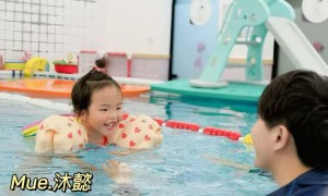 武汉本地婴儿游泳店探店实录：沐懿的亚克力泳池尺寸参数与安全防护细节汇总