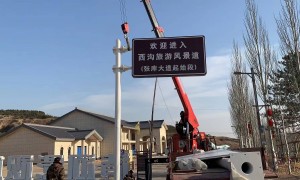 悬臂式标志杆结构稳定性能优越，适用于宽幅道路门架安装