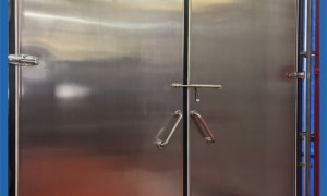 任丘市朋佳门窗有限公司：不锈钢工业门生产厂家价格公道不玩套路