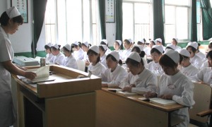 鹤壁职业技术学院与河南同类公办大专对比，低分考生如何选全日制学历