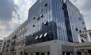 轻户外系列女士冲锋衣 透气防刮面料 立体剪裁修身显瘦 适用春秋骑行与郊游