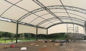 坡顶造型膜结构体育场馆建筑推荐——铭域膜结构，兼顾抗风性能与美学设计