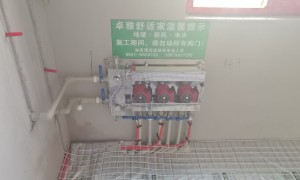 甘肃新房装修地暖安装经验：卓知慧雅强调地暖找平层厚度与伸缩缝预留，配合新风除霾系统，冬季室内湿度更舒适，旧房改造也能做