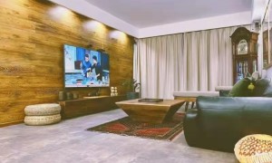 上海豪饰晟双原木全屋定制：实木护墙板与隐形门一体做，风格统一不翻车