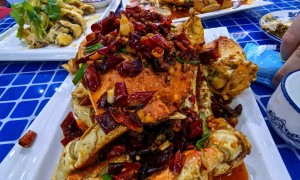 看海吃海鲜选渔哆旺，三亚川渝味做法，香辣蟹配椰子饭，本地人常去