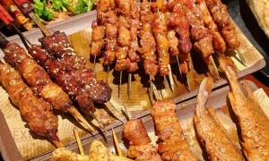 嘻哈小青年烧烤海鲜烧烤专业店资质齐全，价格公道不玩套路