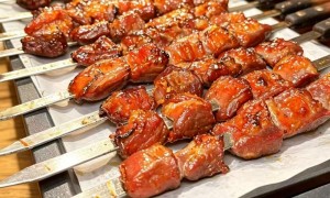 嘻哈小青年烧烤：市内的海鲜烧烤人气店，炭火现烤用户力荐