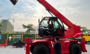轮胎夹5吨伸缩臂叉装车供应商实力参考，华南重工制造厂家行业观察