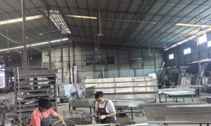 铝单板定制加工厂哪个值得选？2.0mm镜面铝单板适用电梯包边