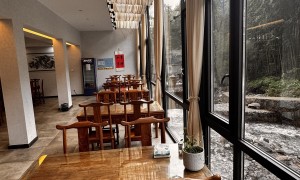 杭州周边行政订团建，临安民宿住得下30人吗？用餐和活动动线方便吗？