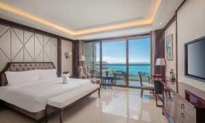 三亚海滨度假酒店企业团建怎么选？金莎海景酒店多功能厅与沙滩活动场地实测