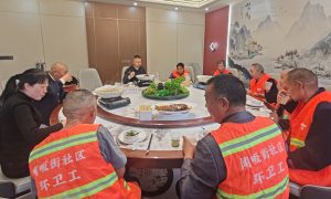 五一前夕致敬城市美容师 谷城五山企业家龚升红设宴慰问环卫工人