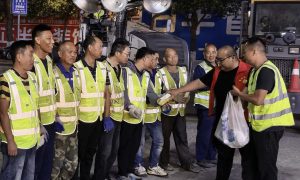 夜间施工静悄悄,市民送水表谢意,孟荣,安军霞,襄阳市市政管理处道路维护二所,金鑫