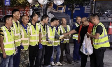 夜间施工静悄悄,市民送水表谢意,孟荣,安军霞,襄阳市市政管理处道路维护二所,金鑫